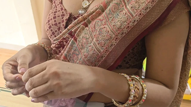 Bhabhi'ye dükkânda sutyen ve külot yerine yarak yalattı
