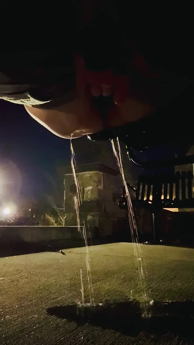 Kalabalık bir halka açık alanda işiyor