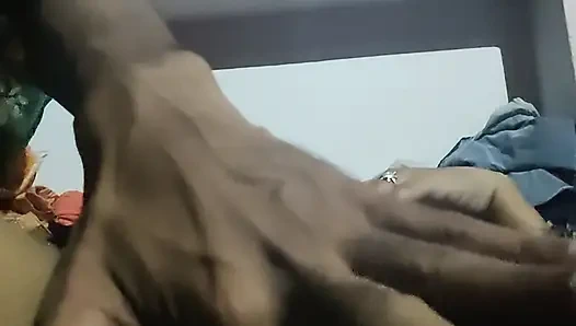Üvey kuzenim amcığıma masaj yapıyor