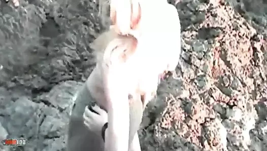 Jessica: sarışın plajda oynuyor