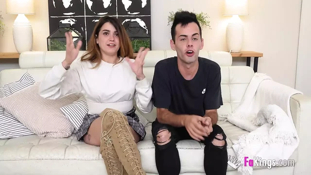 Чувак заставляет Valentina Lapiedra стонать как сучку, пока ее муж наблюдает