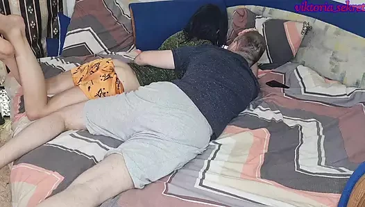 Kocası ve arkadaşıyla ateşli üçlü seks. Anal seks