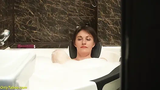 Sıska üvey anne ilk kez seks videosunda