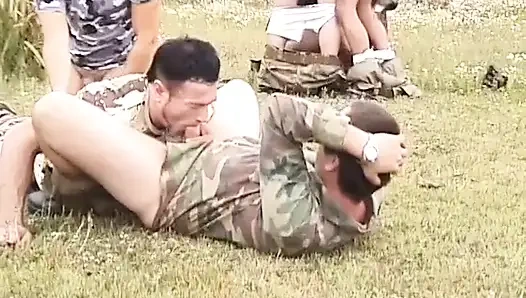 Azgın askerler açık havada sikişiyor