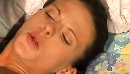 Bu açık havada bir seansta deliğini siktiren Alman bir bebek