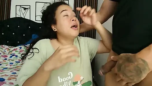 Arkadaşım çok sürtük, bak nasıl bu kadar zengin emiyor
