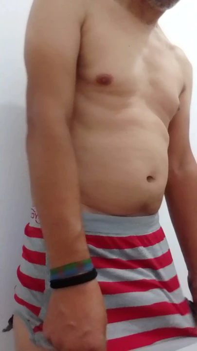 Evde mini etek ya da çıplak
