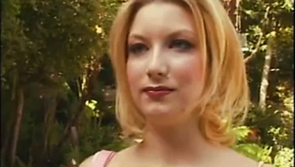 Sevimli sarışın milf darbeler ve yüzme havuzunun yanında çivilenmiş alır