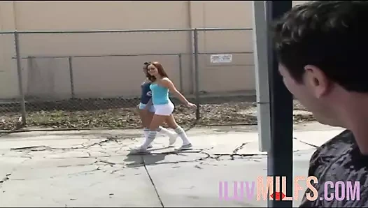 İki küçük memeli hatun sert bir üçlü seks yapıyor