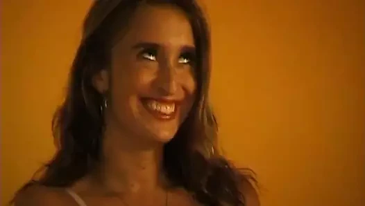 Radka'nın ilk porno performansı sadece üçlü seksten zevk alan bir fahişe