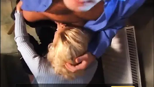 Sarışın çift amcık yalıyor amcık sikişi, ağzında büyük yarak