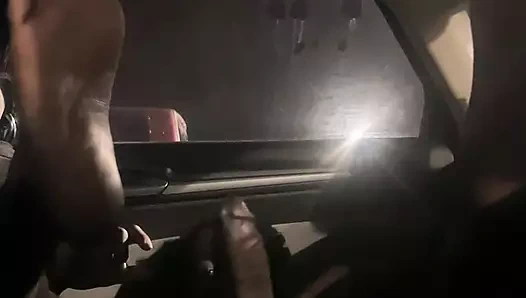 Gece yarısı araba eğlencesi yaparken biraz inlerken mastürbasyon yapıyor