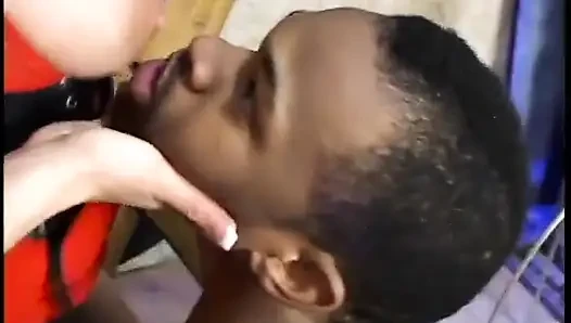 Sarışın kadın siyah delikanlının götünü dildoyla sikmeden önce amını siktiriyor