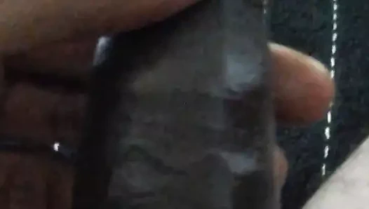 Yavaş yavaş kesilmemiş siyah etimi pompalıyorum....