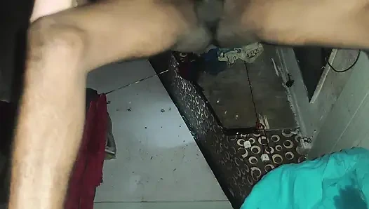 Üvey erkek kardeş üvey kız kardeşinin götünü sikiyor