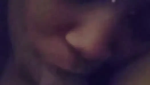 Chupando e afiando o pau até cuspir
