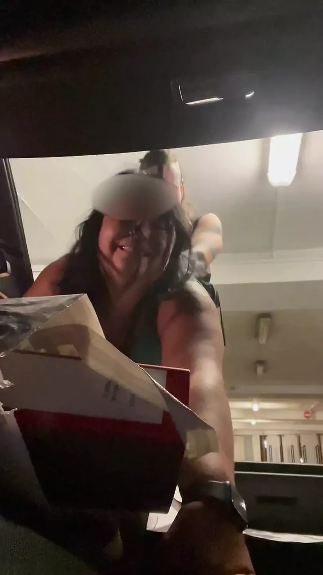 Kocası bankaya giderken park eden adam azgın karısını halka açık bir otoparkta sikiyor. zed zardoz ve pathiasmeni