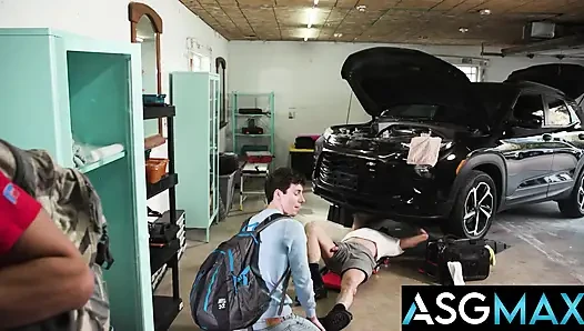 Asgmax - kaslı sürtük üvey baba ve twink kankam sikiş çılgınlığı