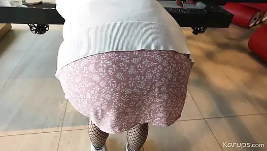 Ekstra azgın esmer porno izlerken yakalanıyor ve büyük yaraklı komşusunu sikiyor