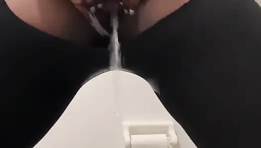 Bacaklarımı kesen çiş için çaresizim tuvalette bakış açısı