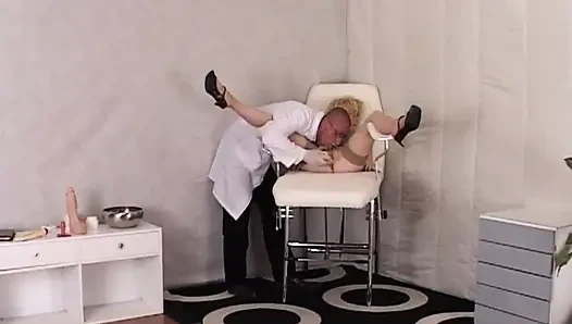 Orta yaşlı seksi kadın dildo ile amcık kontrolü
