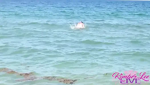 Kimber Lee Günü plajda arabada sakso çekiyor