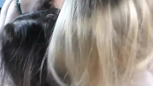 Sarışın ve esmer hatunlarla saç muamelesi