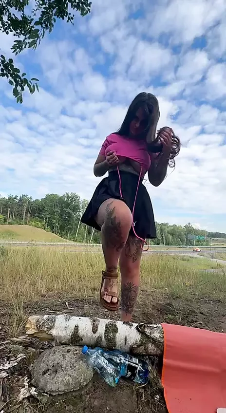 Hey everyone!  I'm live today near the highway and ready to have some fun! Join me for a special squirt session you won't want to miss.  Let's make this an unforgettable time together 💦