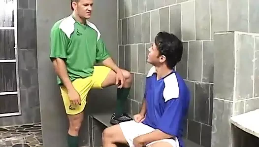 İki futbol rakibi hakem ıslık çaldıktan sonra aşıklara döndü