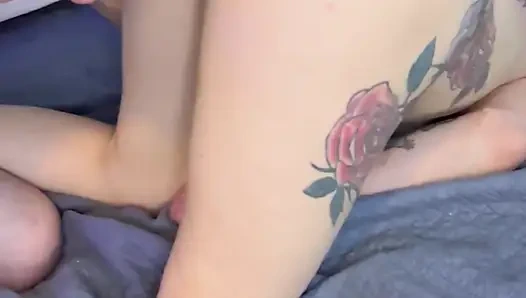 Yaramaz üvey anne kocasını oğullarıyla aldatıyor üvey baba