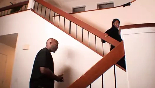 Doggystyle fuck bu sevimli siyah kaltağın amını titretiyor