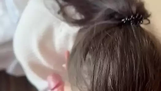 Domuz beni çıplak sikiyor ve ıslak amcığımda büyüyor