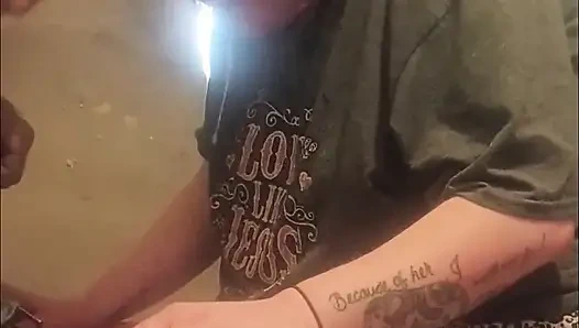 Skyebay'ın gırtlağına kadar sikişiyor