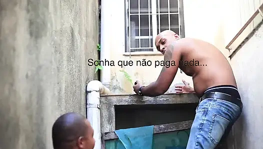 Boyacılar fırçayı bırakıp evin hanımına fırçayı uzatıyor