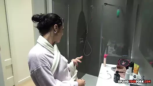 Duş milf kamerayı umursamıyor