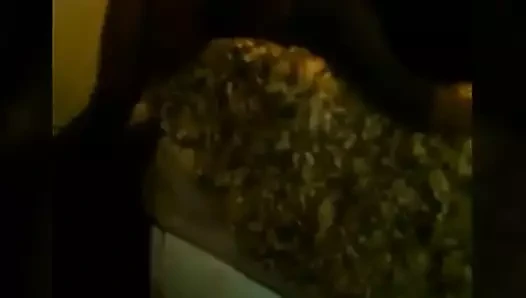 Adam arkadan kedi taşıma