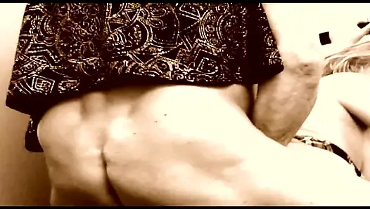 Büyük memeli ateşli sarışın amcığını hücrenin içine pompalatıyor