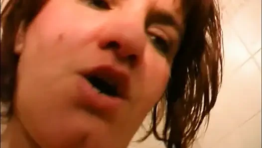 Kızıl saçlı orta yaşlı seksi kadın yarak emiyor