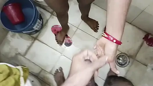 Tombul desi yenge banyoda devar'a katılıyor - yüksek sesle inleyen sert tabu seks rol oyunu"