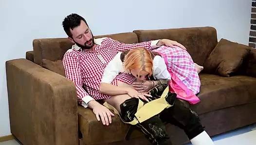 Azgın orta yaşlı seksi kadın kremsi amını siktiriyor ve göğüslerine ateşli bir boşalma