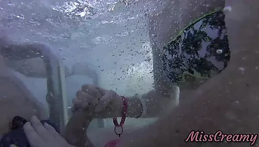 Genç öğrenci herkesin önünde halka açık bir havuzda yarağıma mastürbasyon yapıyor - yakın insanlar için çok riskli - misscreamy