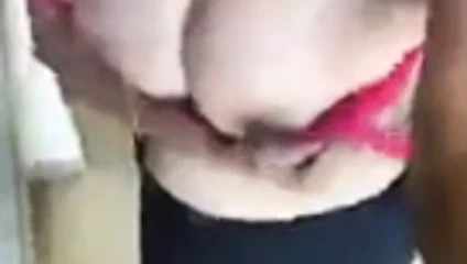 Desi yenge gösterme büyük göğüsler