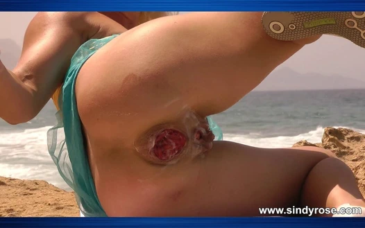 Sindy Rose sahilde sarkık göt deliği ile sirenlere anal yumruk sokmanın kraliçesi