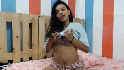 Kız bana sütyenini ve bikinisini, yıpranmış ve meme uçlarını göster