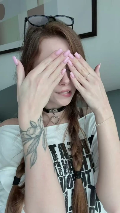Elleriyle arkadan oynak küçük bir gösteriyle gözünü yakalıyorum