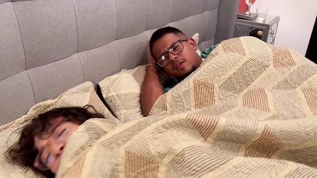 Трахаю студентку рядом с моей женой, надписи на английском