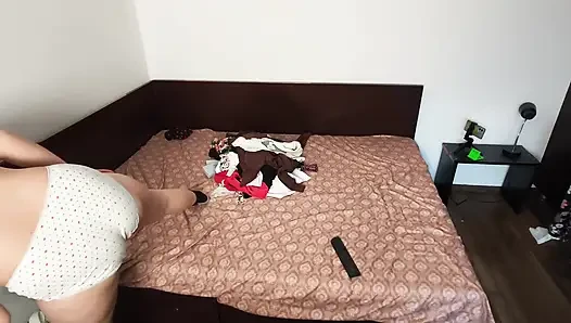 Amatör Evli Kadın Kesiyor Kıyafetlerini Denerken Eğleniyor.