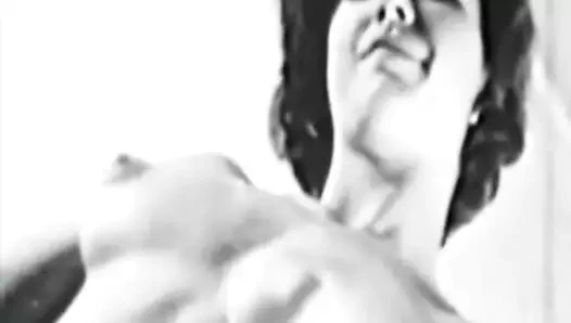 Valerie allen soyunma &amp; onu mükemmel küçük göğüsleri sallayarak