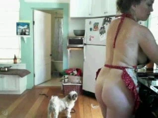 mutfakta önlük ve çıplak göt