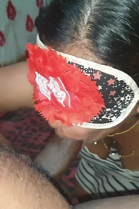 Kız büyük yarağı derinden öğürüyor ve ıslak